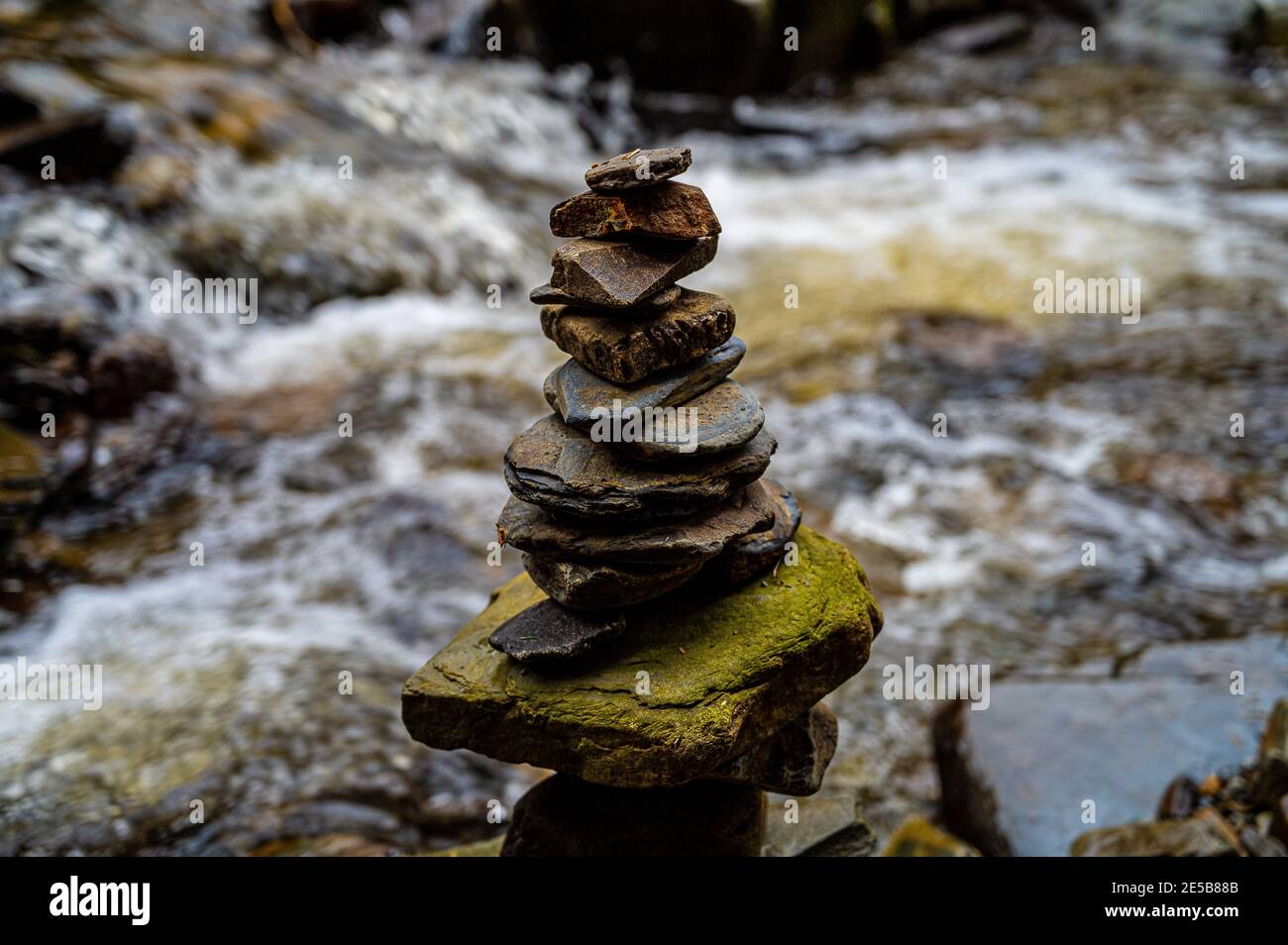 Stack di pietre presso la cascata Spout Force, Whinlatter, Lake District Foto Stock