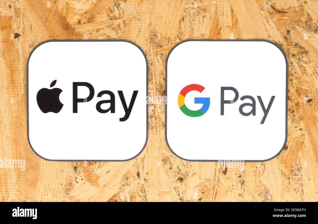 Kiev, Ucraina - 25 agosto 2020: Apple Pay e Google Pay icone stampate su carta, su sfondo di legno. Apple Pay è un portafoglio digitale a pagamento mobile Foto Stock