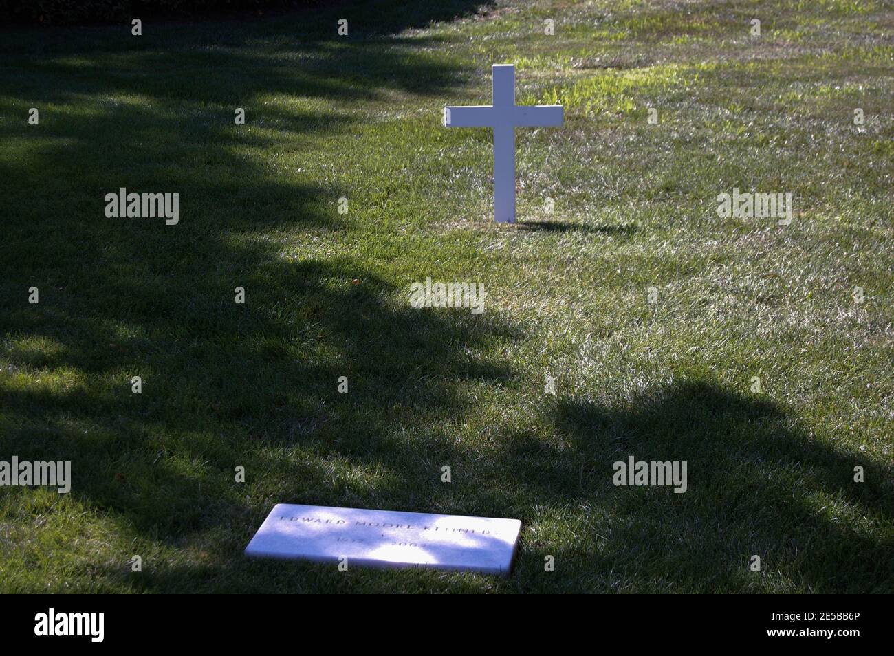 Tomba di Robert Kennedys cimitero di Arlington Washington DC targa croce sepolta su erba storica uccisa assassinata segnata Foto Stock