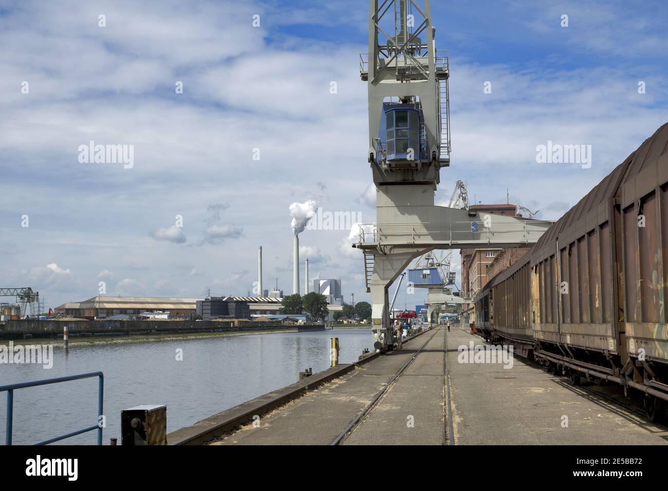 Karlsruhe, Germania: Porto di Karlsruhe con carri merci, ferrovia, gru, fiume reno e edifici di stoccaggio Foto Stock
