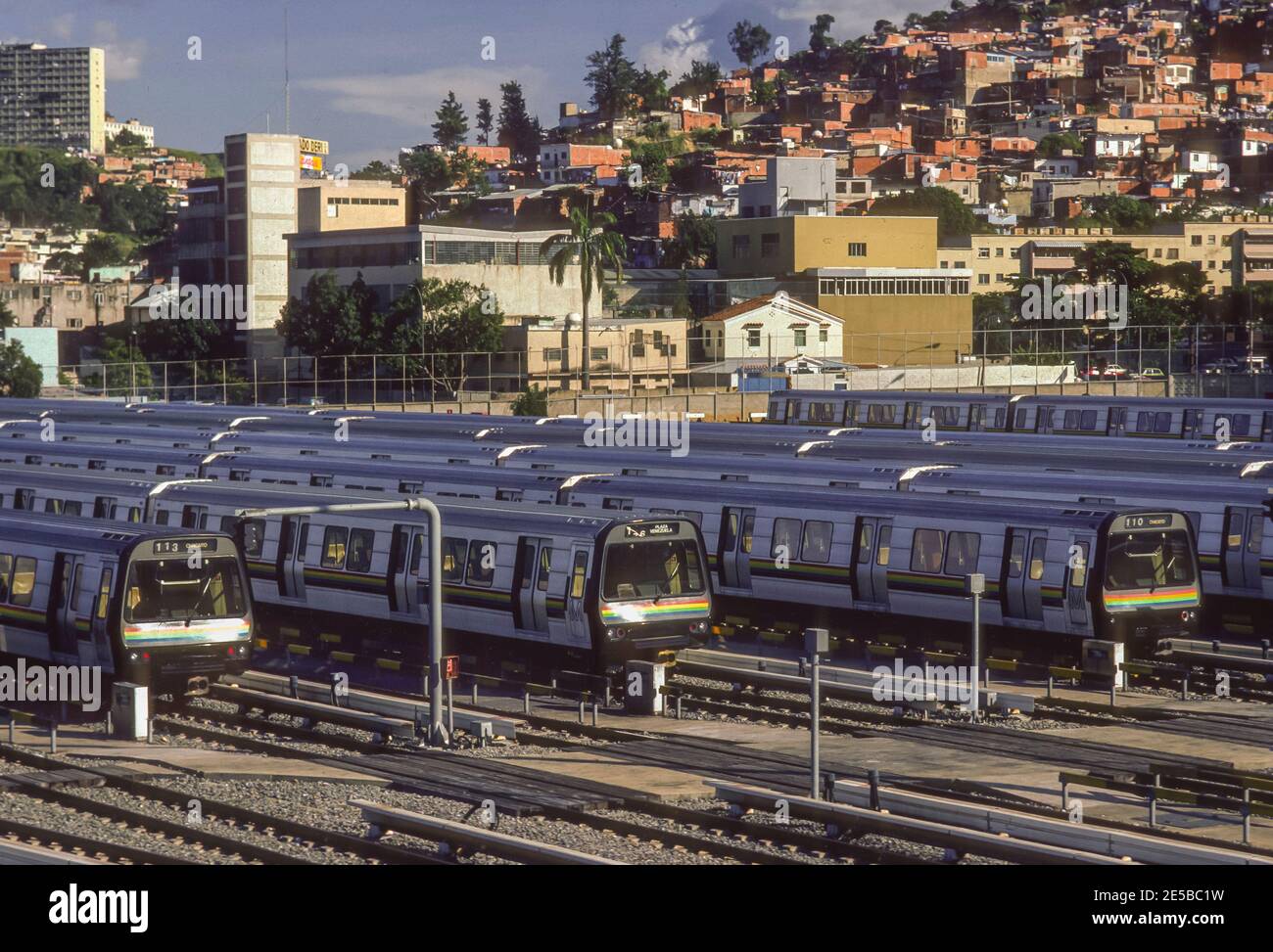CARACAS, VENEZUELA, 1988 - le auto del treno della metropolitana parcheggiate in cantiere. Foto Stock