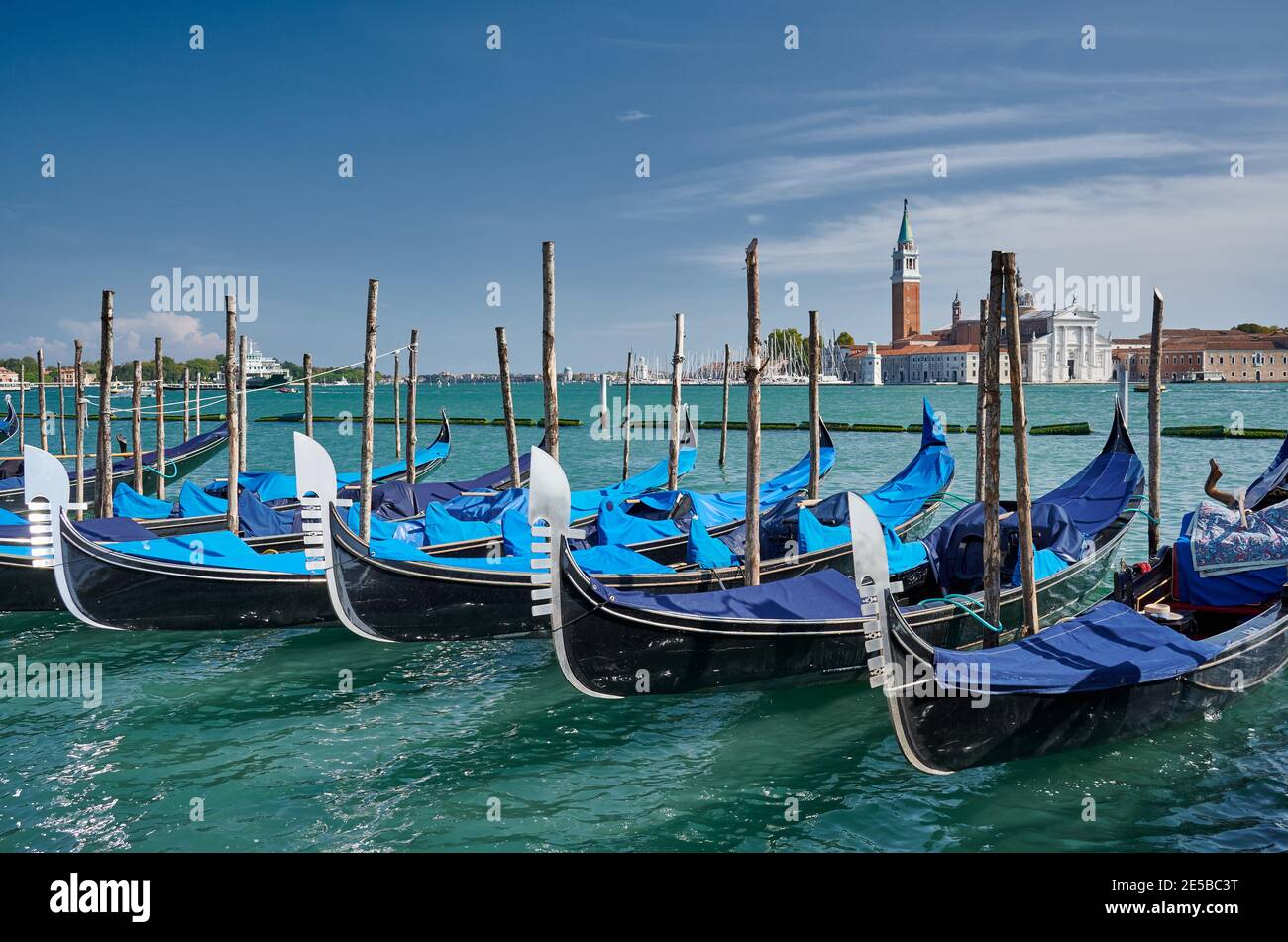 Gondole con San Giorgio maggiore sullo sfondo, Venezia, Veneto, Italia Foto Stock