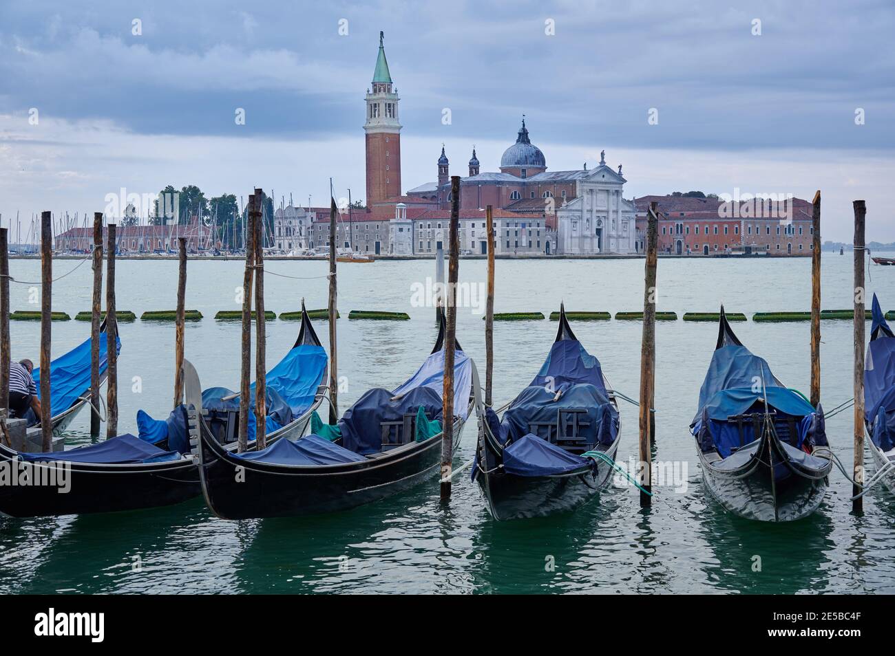 Gondole con San Giorgio maggiore sullo sfondo, Venezia, Veneto, Italia Foto Stock