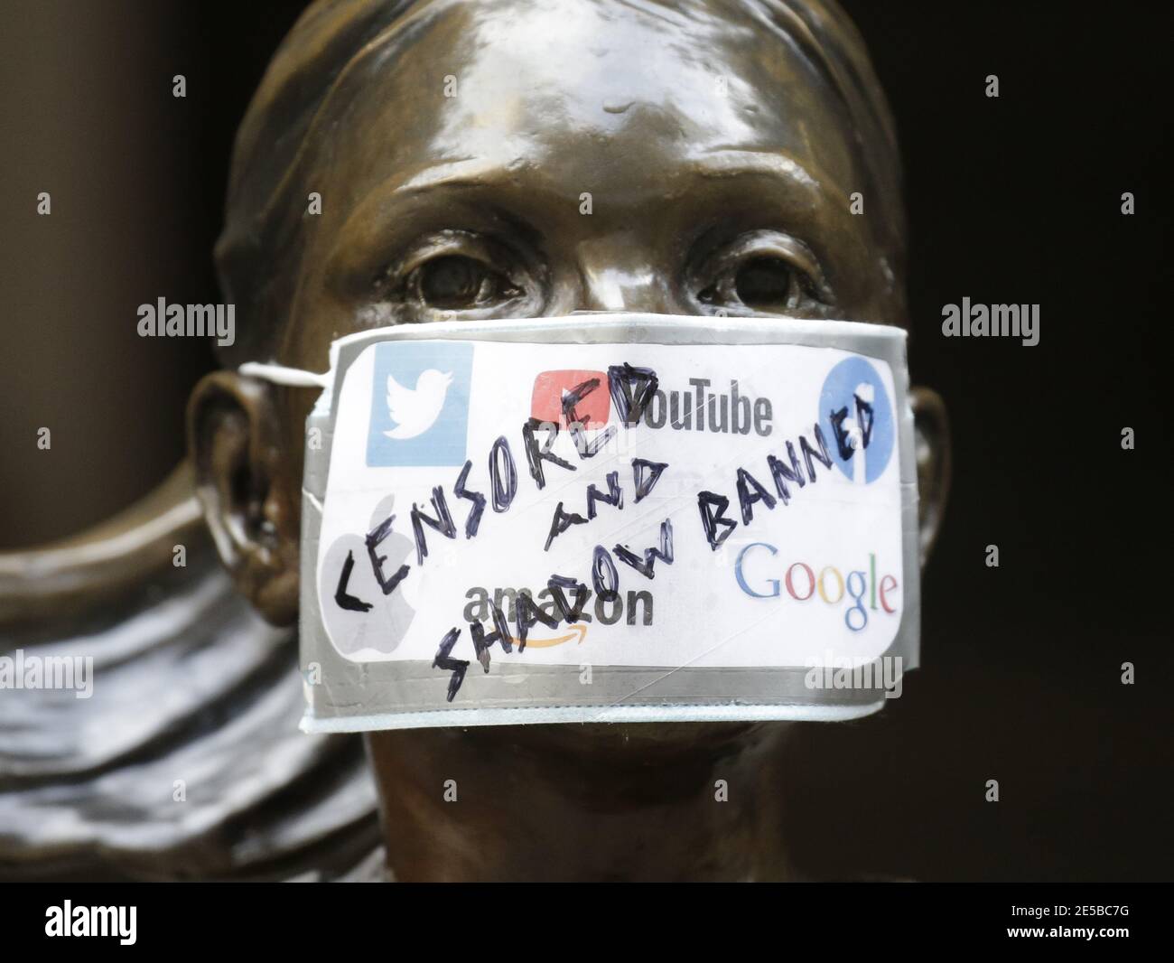 New York, Stati Uniti. 27 gennaio 2021. Una maschera con i loghi per  Twitter, YouTube, Facebook, Apple, Amazon e Google sono coperti con le  parole censored e Shadow bandito sul volto della