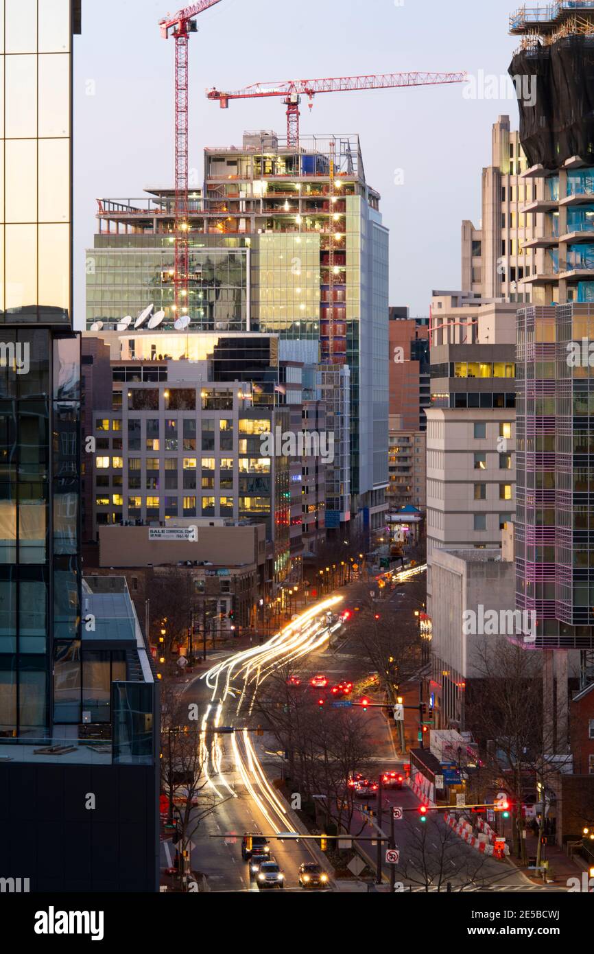 USA Maryland MD Bethesda skyline di sera con nuova costruzione di uffici e edifici residenziali Foto Stock