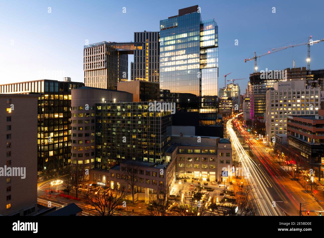 USA Maryland MD Bethesda skyline di sera con nuova costruzione di uffici e edifici residenziali Foto Stock