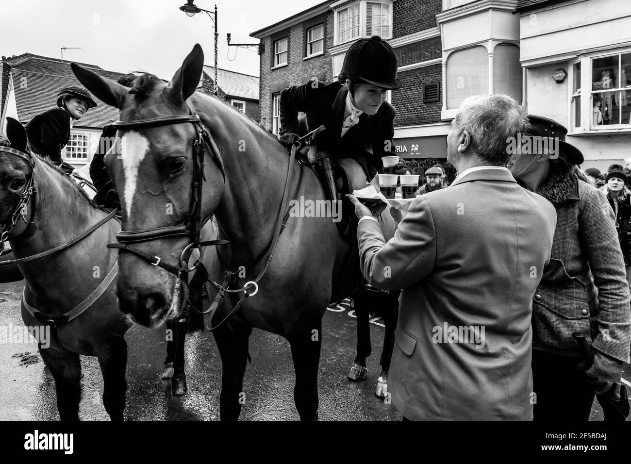 A Female Rider prende UNA tradizionale Stirrup Cup (bevanda alcolica) durante l'annuale Southdown e Eridge Boxing Day Hunt Meet, Lewes, East Sussex, UK Foto Stock