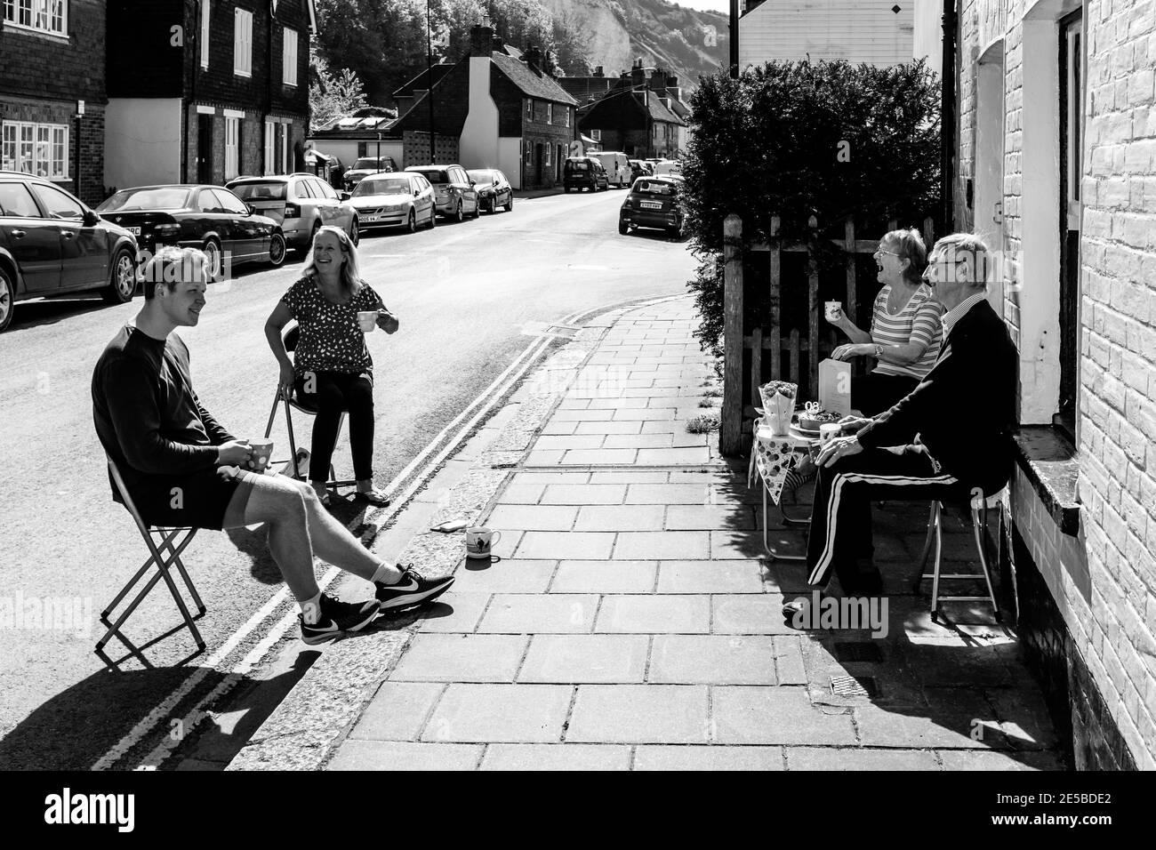 Una coppia senior siede fuori dalla propria Casa per celebrare UN compleanno con la Famiglia mentre pratica la distanza sociale durante il Covid 19 Pandemic, Lewes, Regno Unito. Foto Stock