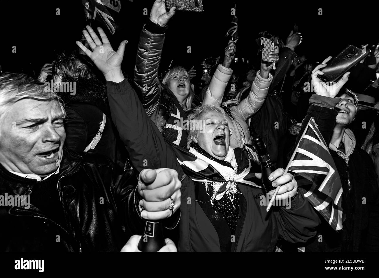 I sostenitori della Brexit reagiscono alla Gran Bretagna lasciando l’Unione europea alle 23.00 del 31 gennaio 2020 a Parliament Square, Londra, Regno Unito. Foto Stock