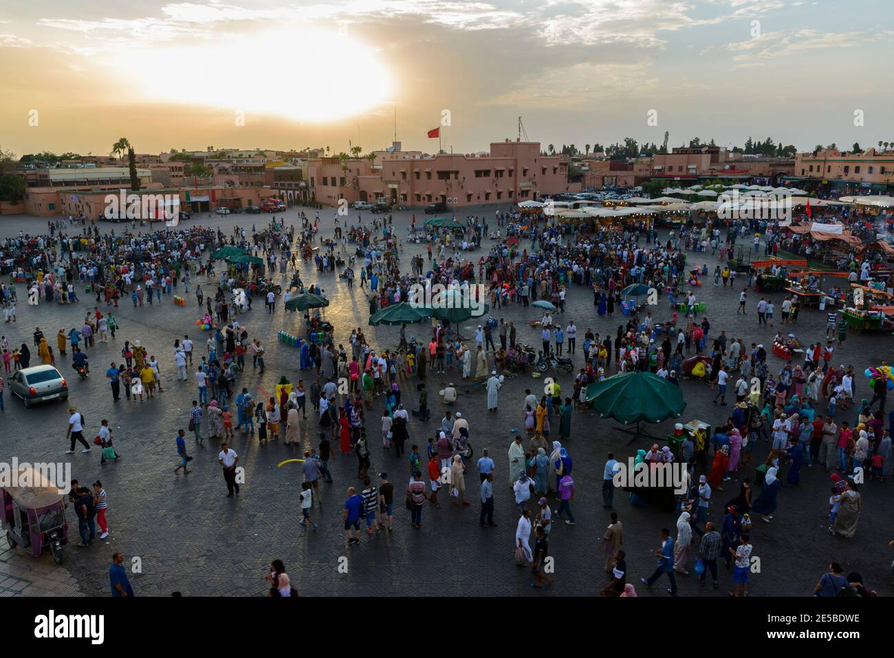 La piazza Jemaa-el-Fnaa al crepuscolo. Marrakech, Marocco Foto Stock