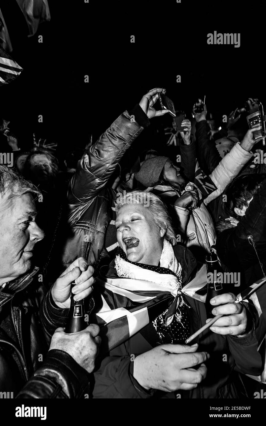 I sostenitori della Brexit reagiscono alla Gran Bretagna lasciando l’Unione europea alle 23.00 del 31 gennaio 2020 a Parliament Square, Londra, Regno Unito. Foto Stock