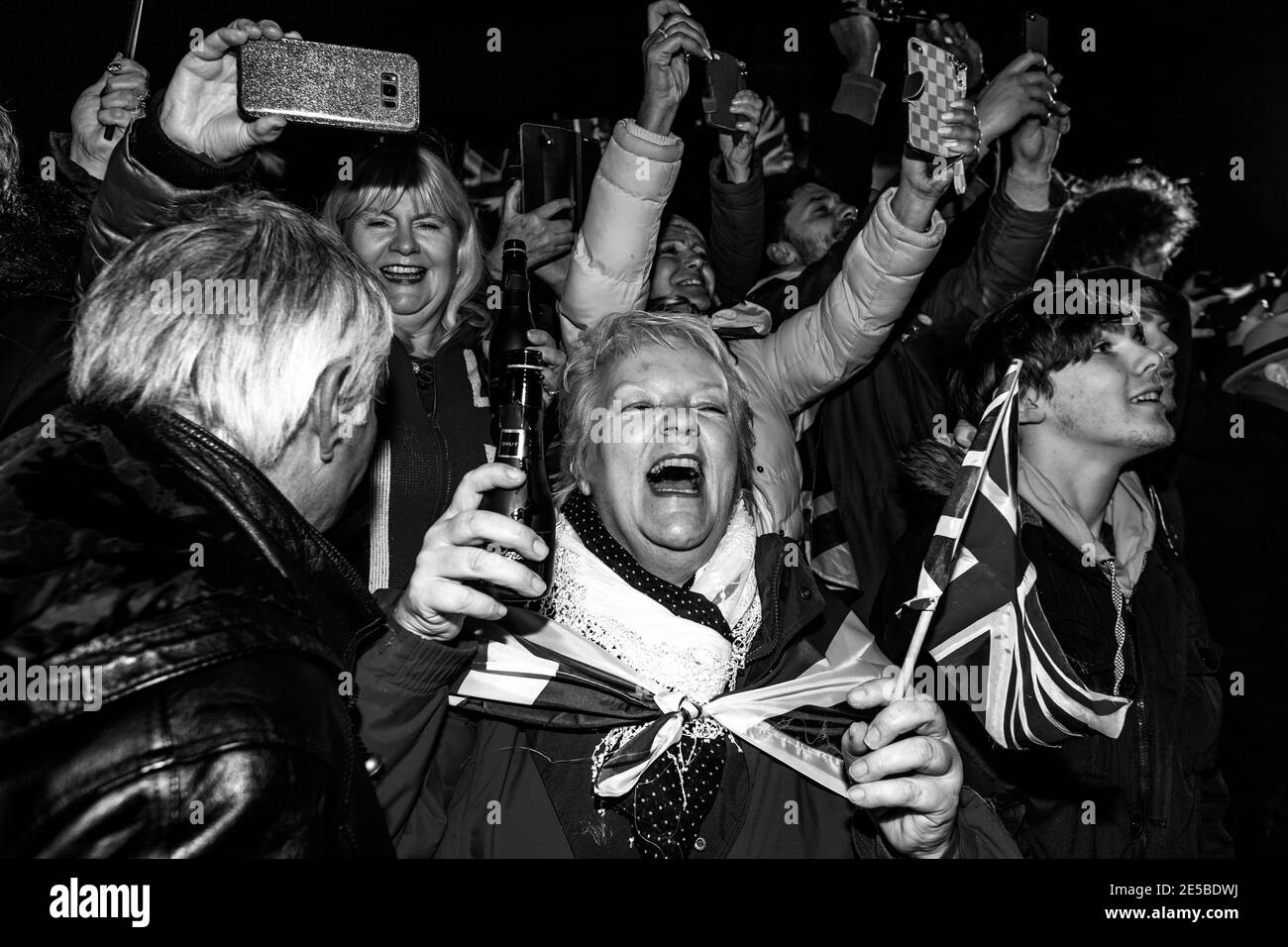 I sostenitori della Brexit reagiscono alla Gran Bretagna lasciando l’Unione europea alle 23.00 del 31 gennaio 2020 a Parliament Square, Londra, Regno Unito. Foto Stock
