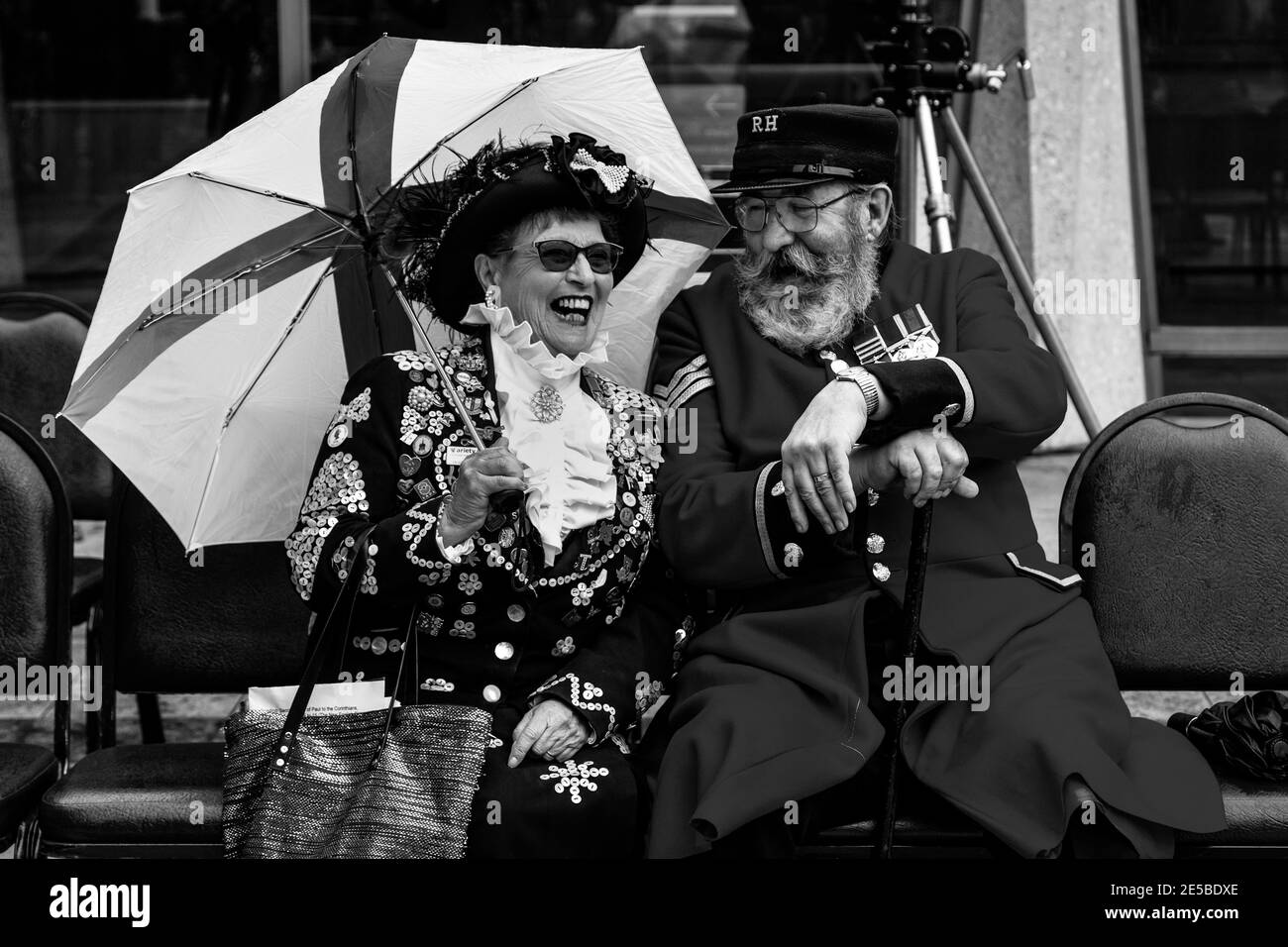 Una regina dei proli parla con un pensionato di Chelsea al festival annuale della raccolta dei re e delle regine che si tiene al Guildhall Yard, Londra, Inghilterra. Foto Stock