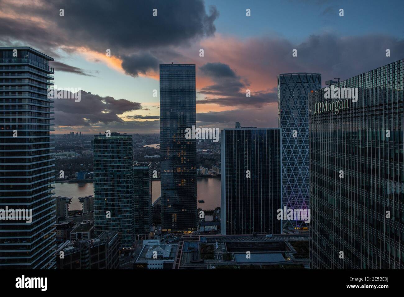 J P Morgan nella zona Docklands di Londra, sede della sede europea della banca d'investimento, Canary Wharf, Londra, Inghilterra, Regno Unito Foto Stock