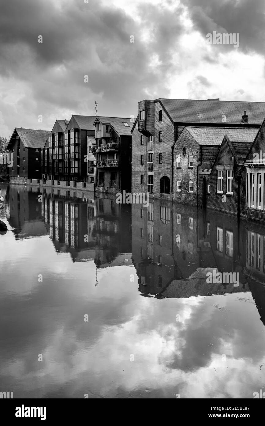 Edifici Riverside a Lewes, East Sussex, Regno Unito, fotografati durante UN'alta marea del fiume Ouse Foto Stock