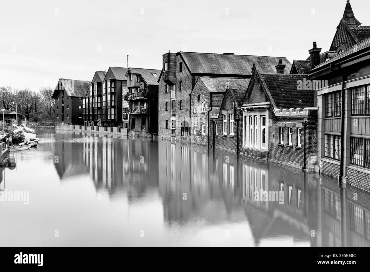 Edifici Riverside a Lewes, East Sussex, Regno Unito, fotografati durante UN'alta marea del fiume Ouse Foto Stock