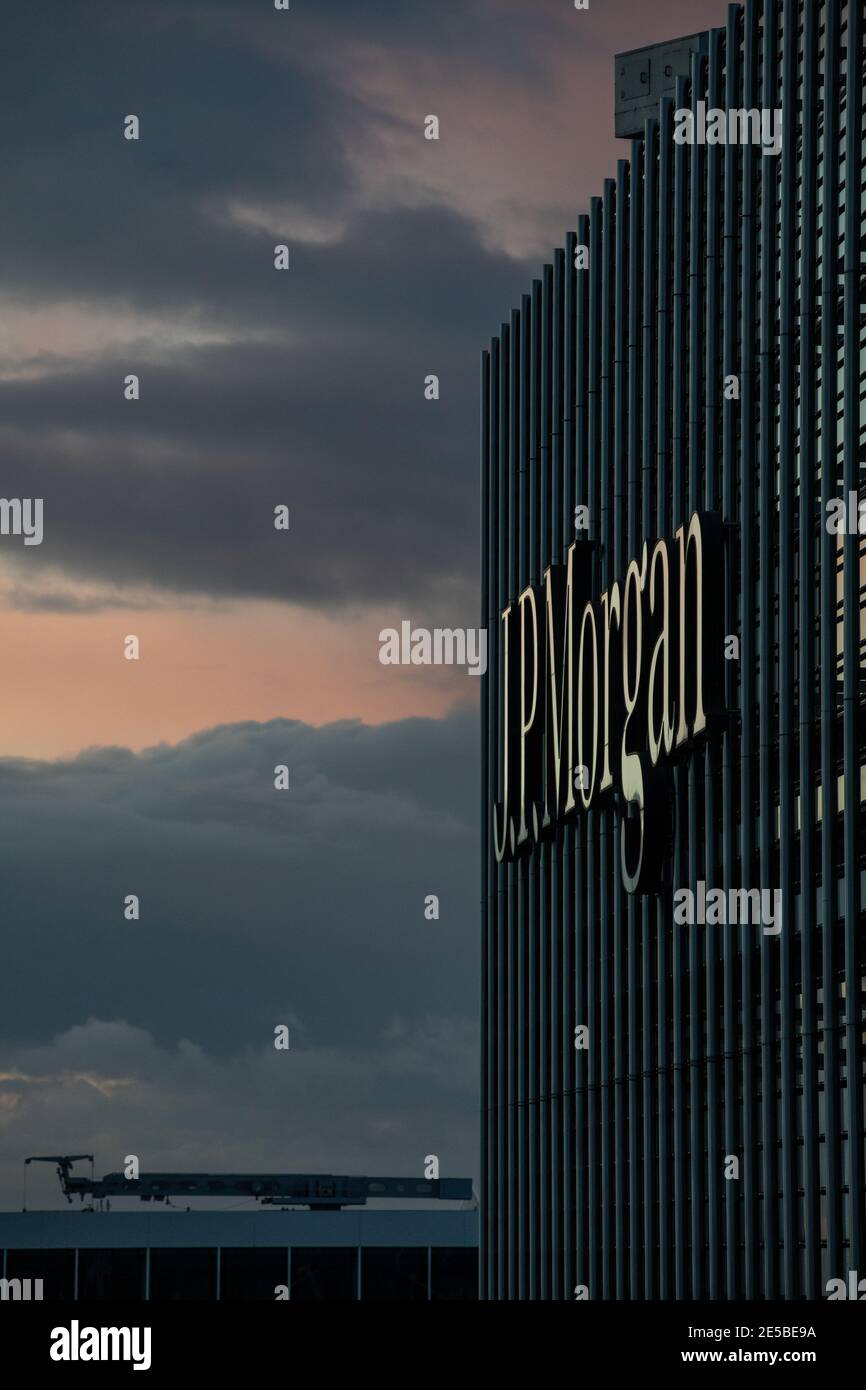 J P Morgan nella zona Docklands di Londra, sede della sede europea della banca d'investimento, Canary Wharf, Londra, Inghilterra, Regno Unito Foto Stock