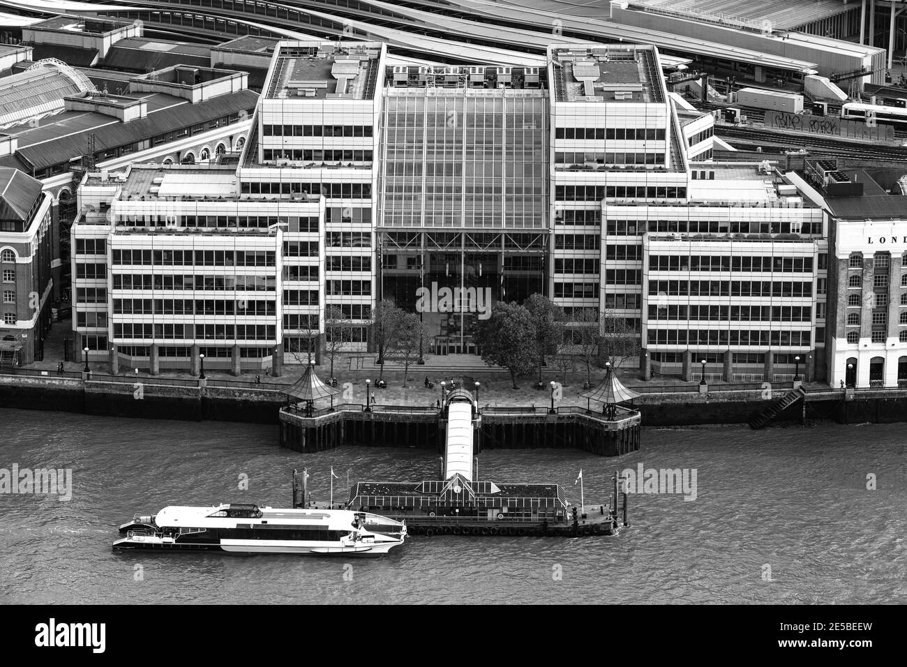 Vista aerea del Cottons Centre, del Tamigi e del London Bridge City Pier, Londra, Regno Unito. Foto Stock