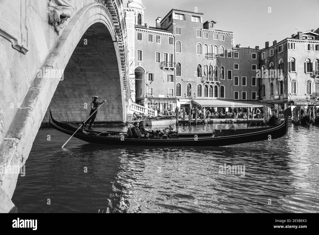 Una coppia partecipa A un romantico giro in gondola sul Canal Grande, Venezia, Italia. Foto Stock