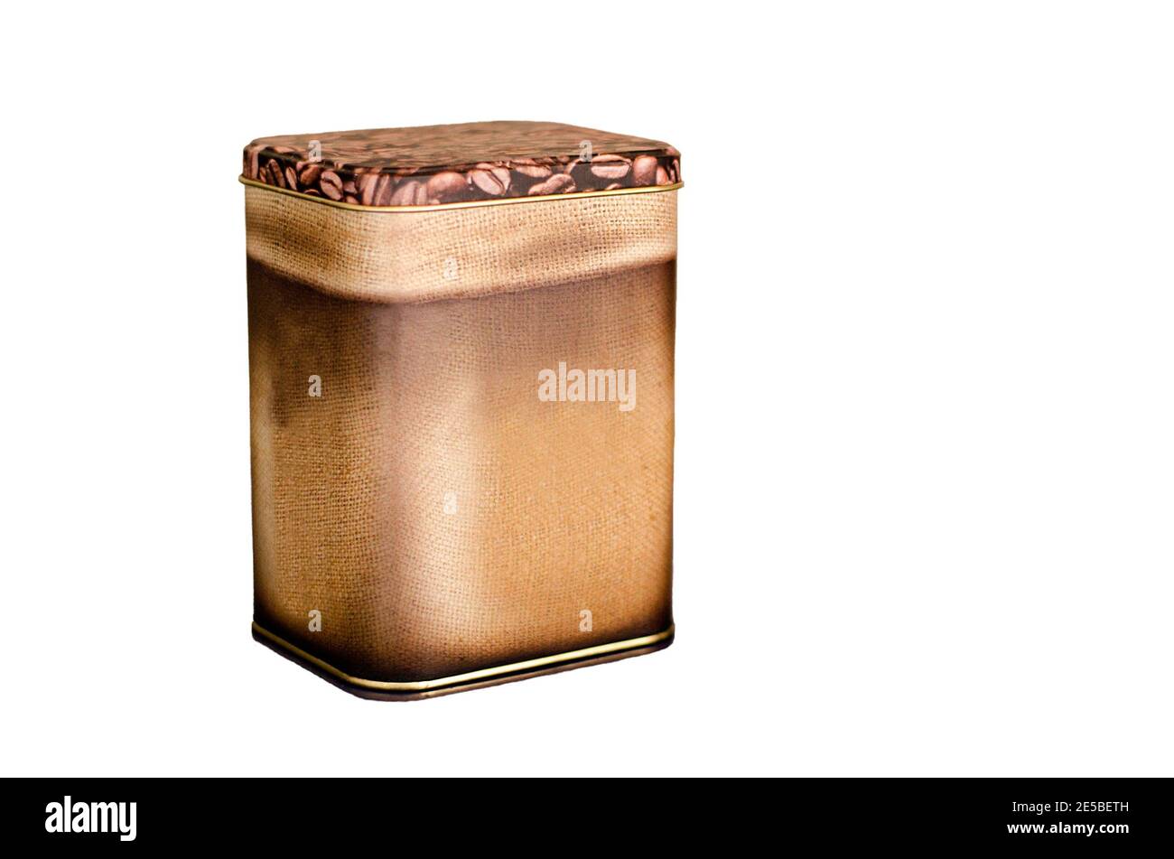 Lattina in alluminio verniciata con granuli di caffè su sfondo marrone confezionamento in scatola per caffè o tè, confezione regalo. Isolato su sfondo bianco Foto Stock