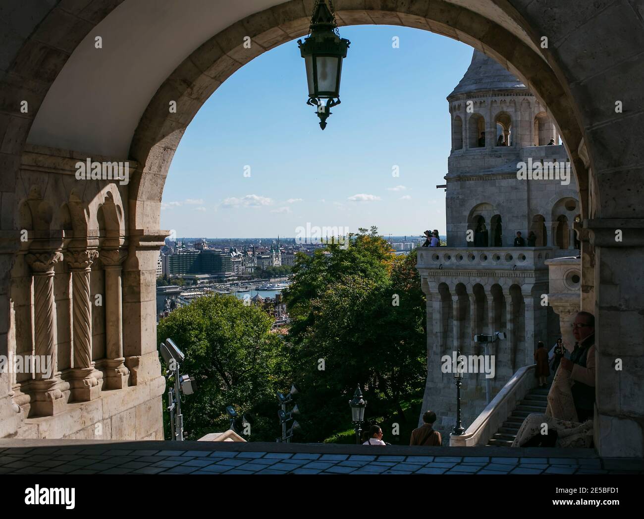 Budapest visto dall'arco nel Bastione del Pescatore, quartiere del Castello, Buda, Budapest, Ungheria Foto Stock