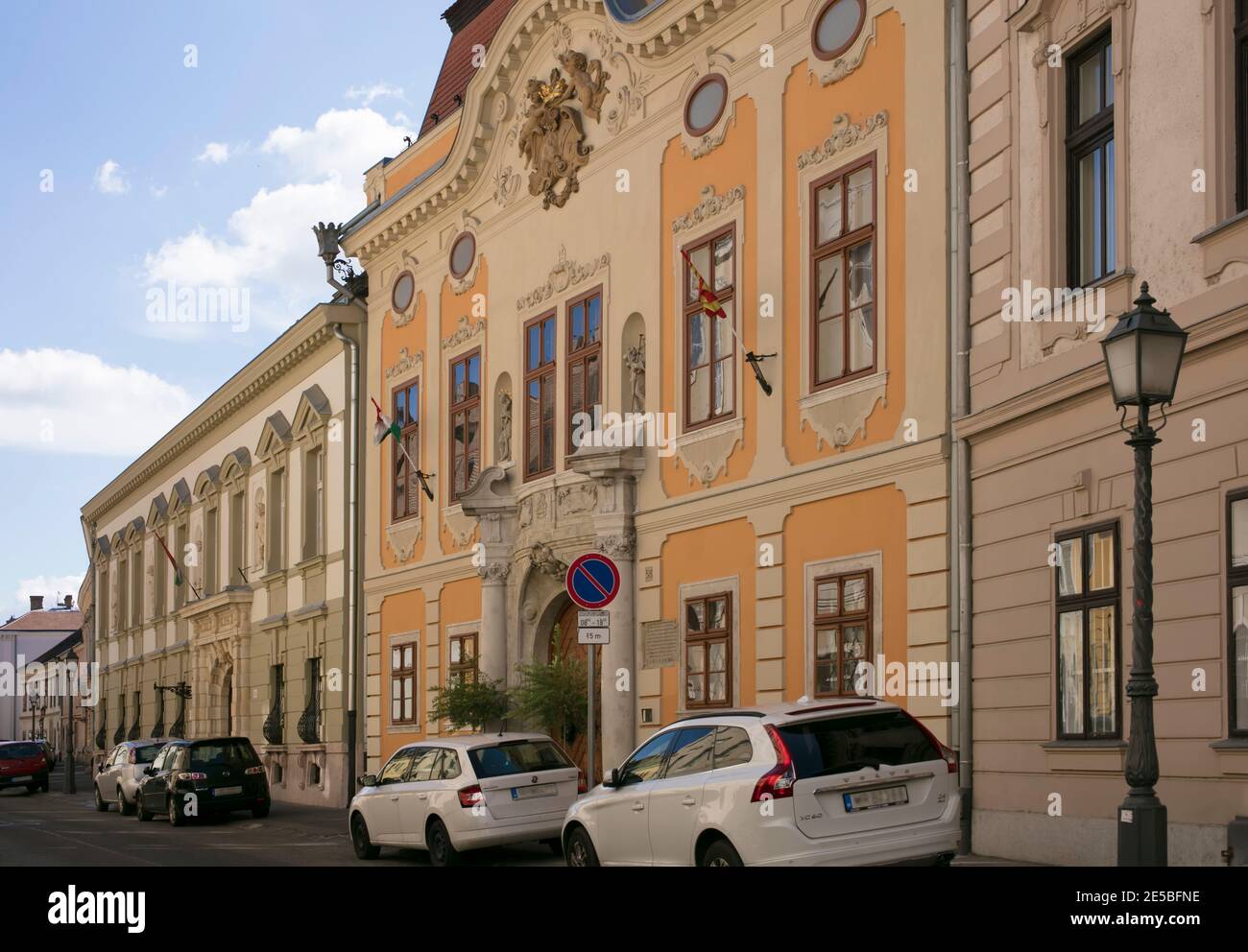 Edifici e strade nel quartiere del Castello, Buda, Budapest, Ungheria Foto Stock