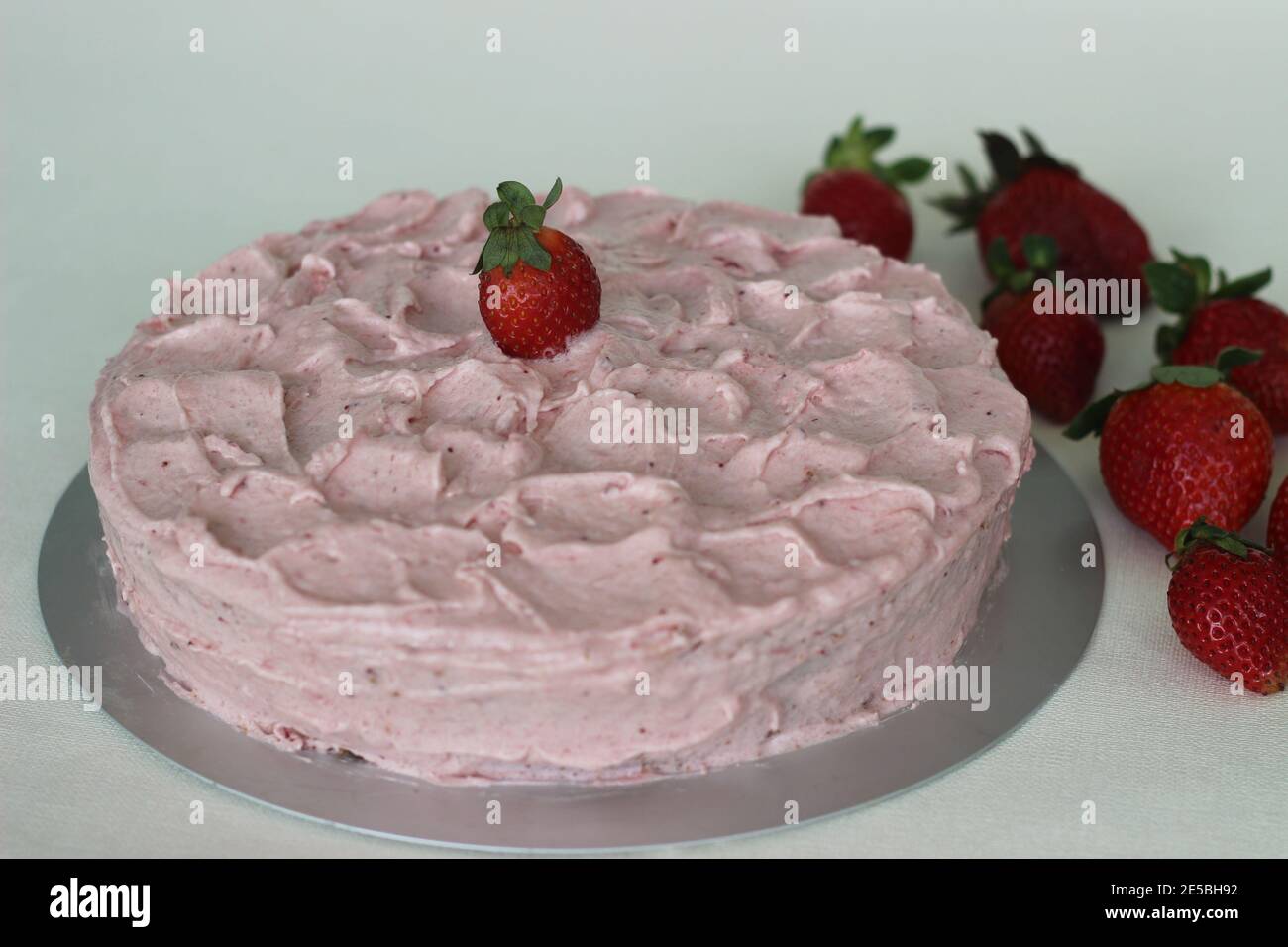 Torta di fragole con glassa di formaggio cremoso alla fragola. Una delizia per le feste di giorno e di nascita di valentine Foto Stock