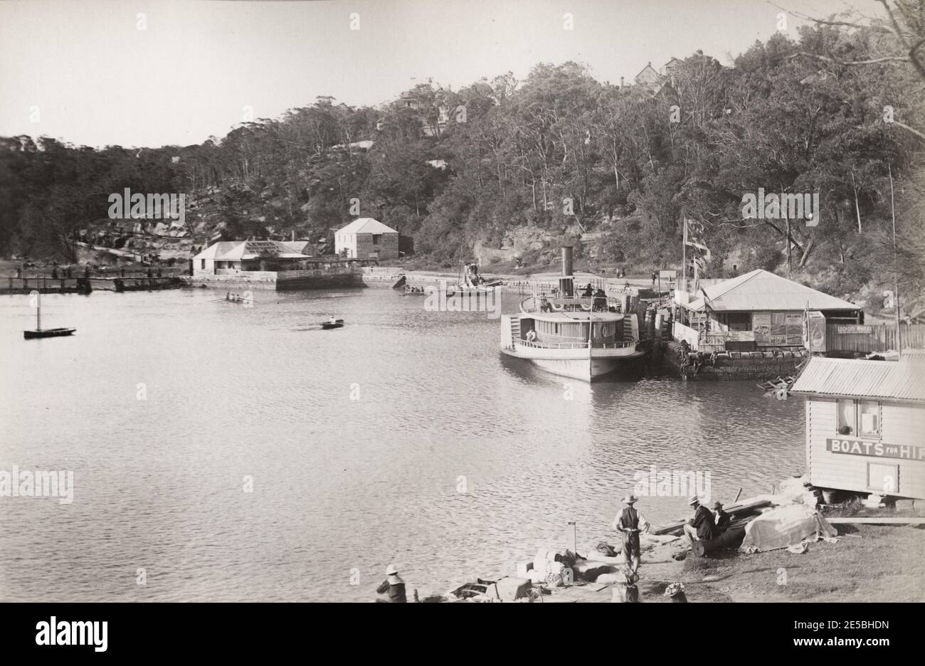 c.1900 fotografia d'annata: Australia - Sydney arrea. Mussmans' Bay, presumibilmente Mosman Bay, piroscafo a pale, barche a remi a noleggio. Foto Stock