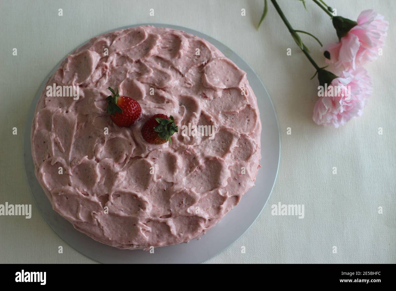Torta di fragole con glassa di formaggio cremoso alla fragola. Una delizia per le feste di giorno e di nascita di valentine Foto Stock