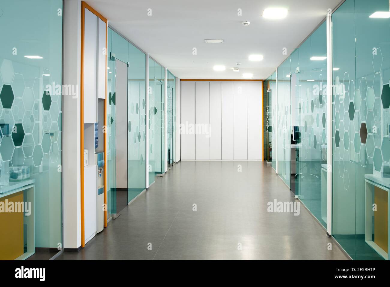 Sala di un moderno start up business con vetro trasparente muri Foto Stock