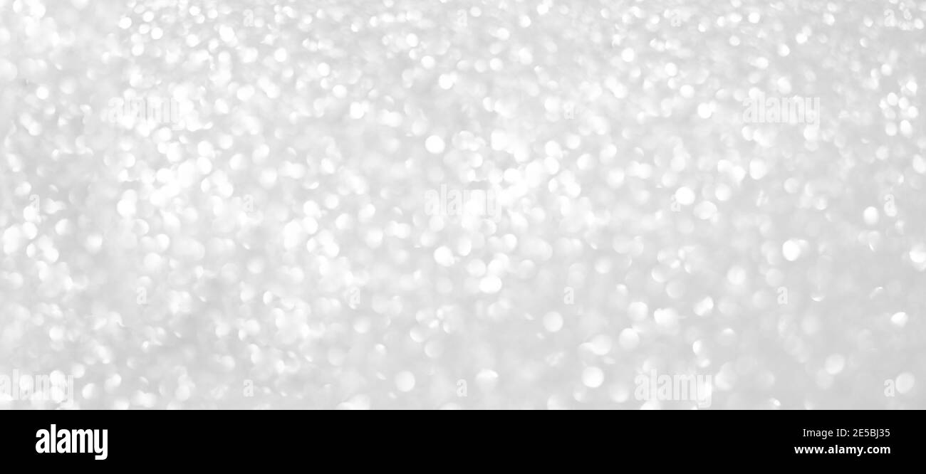 Festoso sfondo argento con paillettes e strass, bokeh luci. Banner di alta qualità Foto Stock