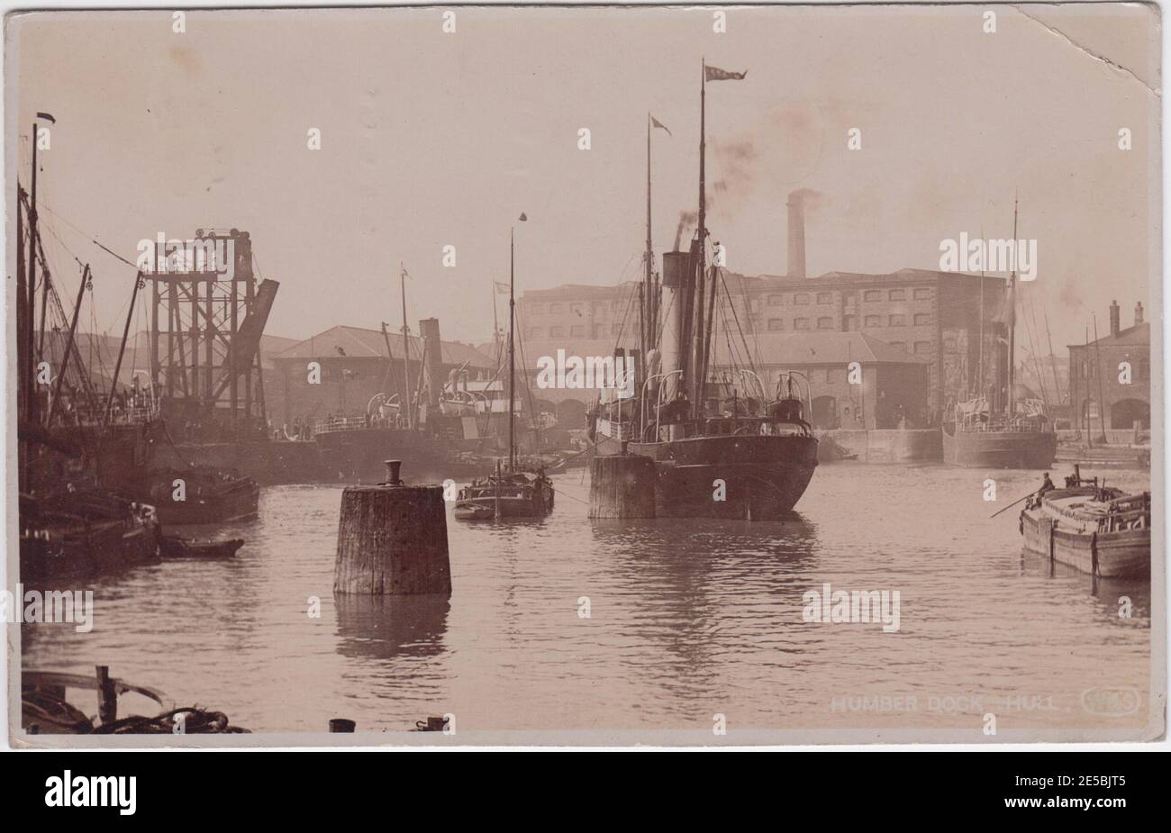 Porto di Humber, Hull: Navi (compresa la nave a vapore) attraccate, con magazzino sullo sfondo Foto Stock