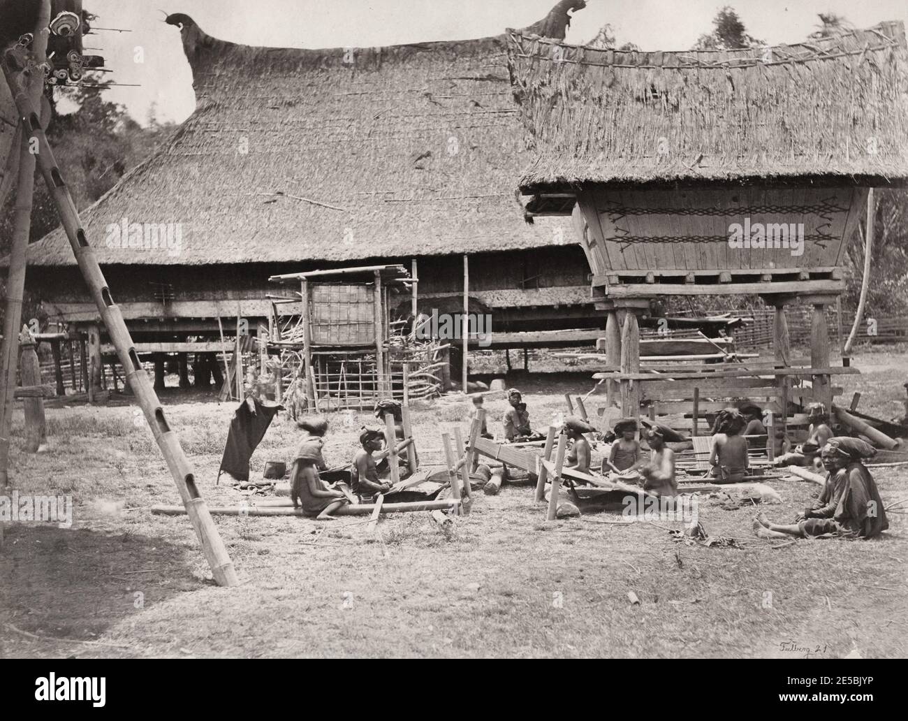 Fotografia d'annata del XIX secolo: Indie Orientali olandesi, Indonesia, un gruppo tribale indigeno di Batak, tessitori con telai. Fotografia di Kristen Feilberg. Foto Stock