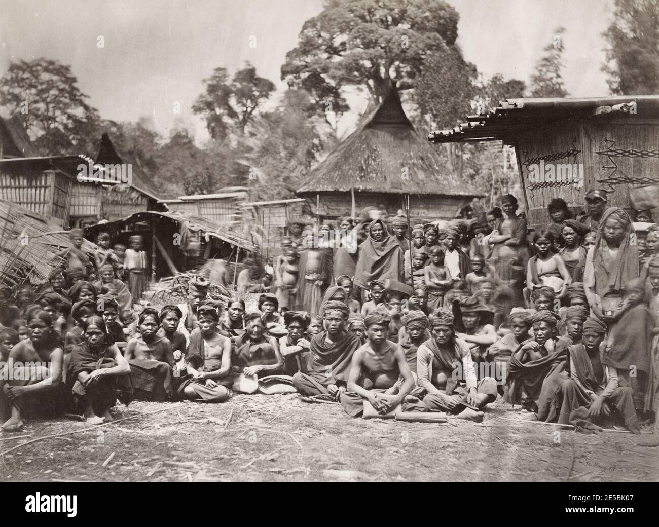 Fotografia d'annata del XIX secolo: Indie Orientali olandesi, Indonesia, un gruppo tribale indigeno di Batak, fotografia di Kristen Feilberg. Foto Stock