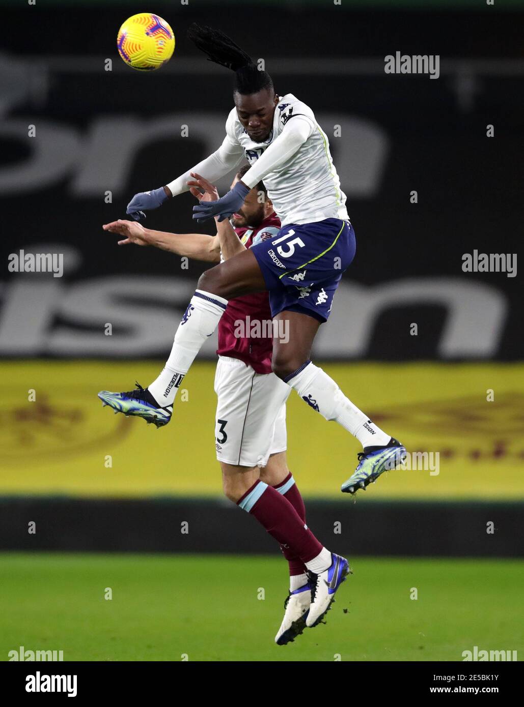 Bertrand Traore di Aston Villa (a destra) e Erik Pieters di Burnley si battono per la palla durante la partita della Premier League a Turf Moor, Burnley. Data immagine: Mercoledì 27 gennaio 2021. Foto Stock