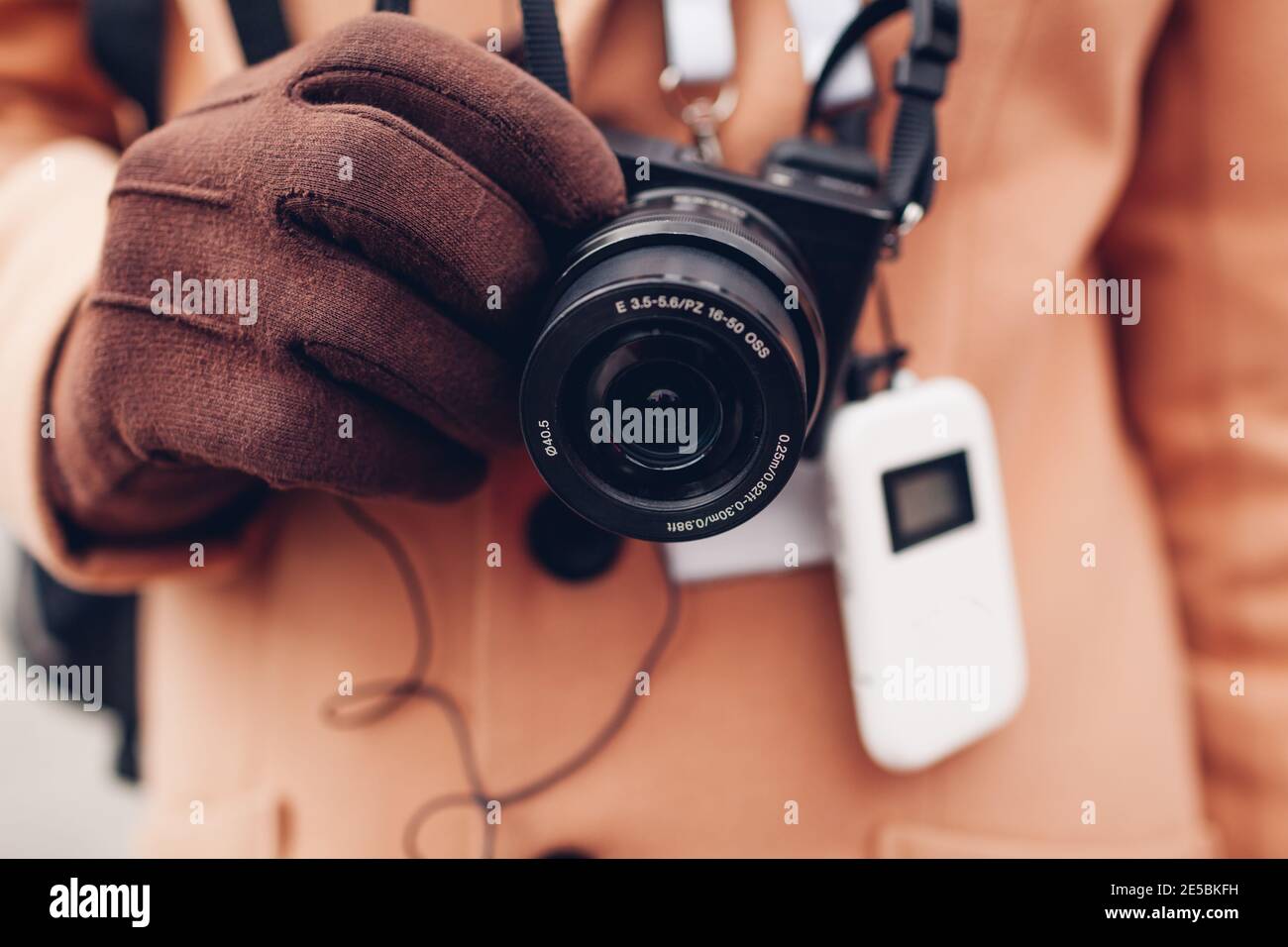 Guida turistica con audio digitale wireless con auricolari. Il viaggiatore uomo va in giro con la macchina fotografica. Dispositivi moderni per escursioni Foto Stock