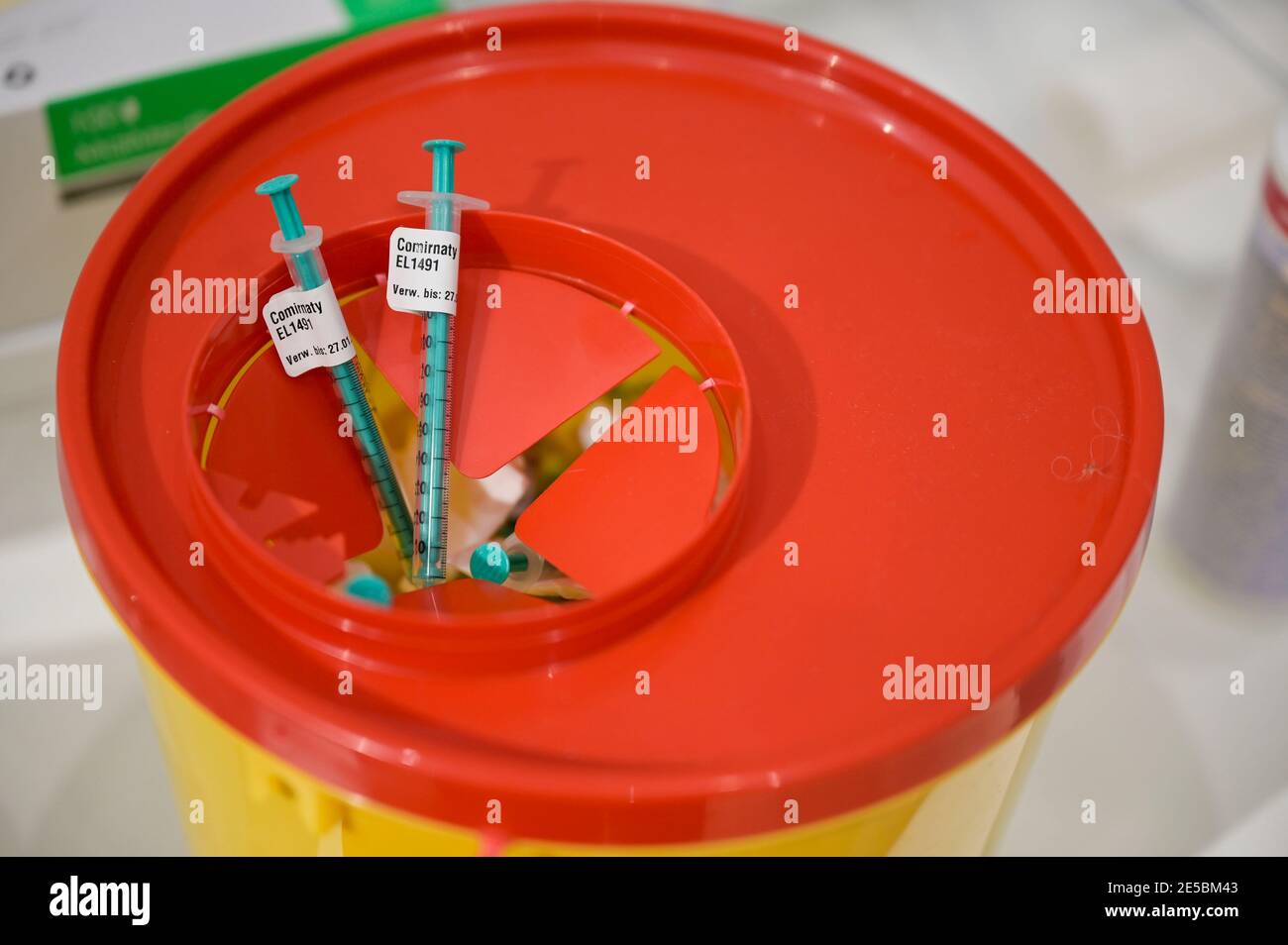 GERMANIA, Amburgo, pandemia corona, il più grande centro di vaccinazione in Germania, per un massimo di 7000 persone al giorno, vaccino Comirnaty di Biontech Pfizer, siringa usata / GERMANIA, Amburgo, Corona Pandemie, Impfzentrum der KVH und Sozialbehörde Hamburg in den Messehallen, Groesstes Impfzentrum lands Deutschfuer bis zu 7000 Menstaeglich, Impfung von Impfdosen Comirnaty EL 1491 von Biontech Pfizer, Plastikeimer fuer benutzte Spritzen Foto Stock