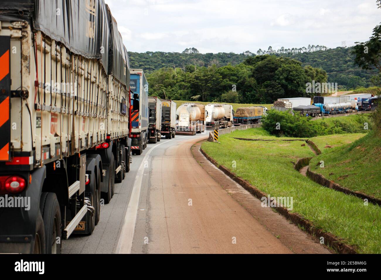 Minas Gerais, Brasile - 29 dicembre 2020: Coda con camion, auto e traffico fermato sulla Fernao Dias autostrada, BR 381 Foto Stock