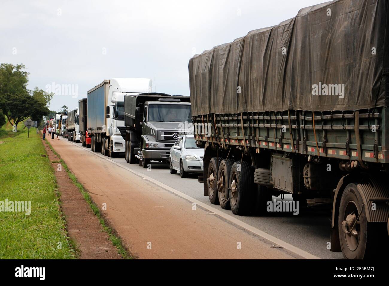 Minas Gerais, Brasile - 29 dicembre 2020: Coda con camion, auto e traffico fermato sulla Fernao Dias autostrada, BR 381 Foto Stock