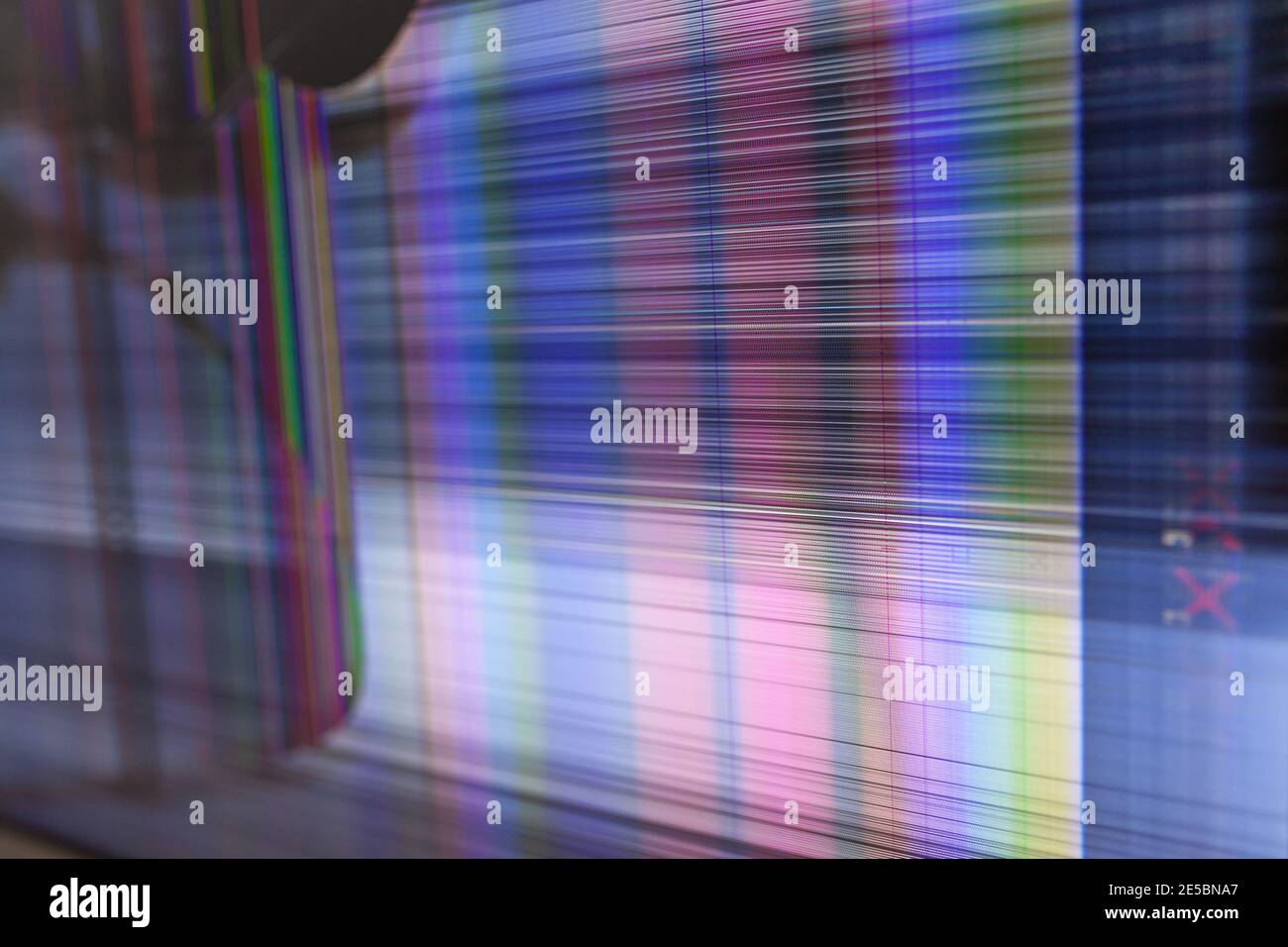 Lo schermo nero si rompe con linee colorate che attraversano il rotto monitor Foto Stock