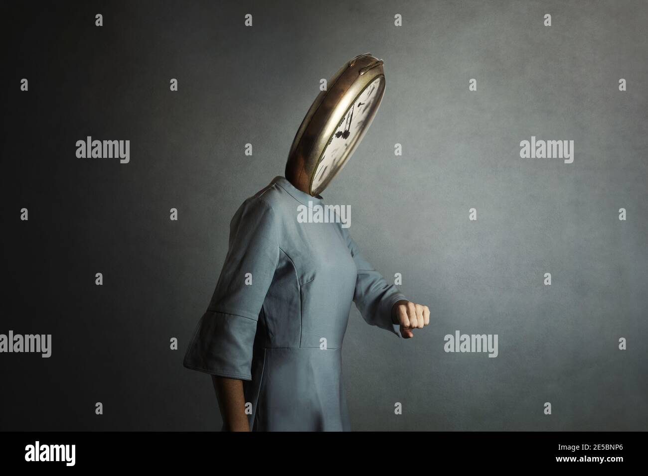 donna surreale con orologio al posto del tempo di controllo del viso superato Foto Stock