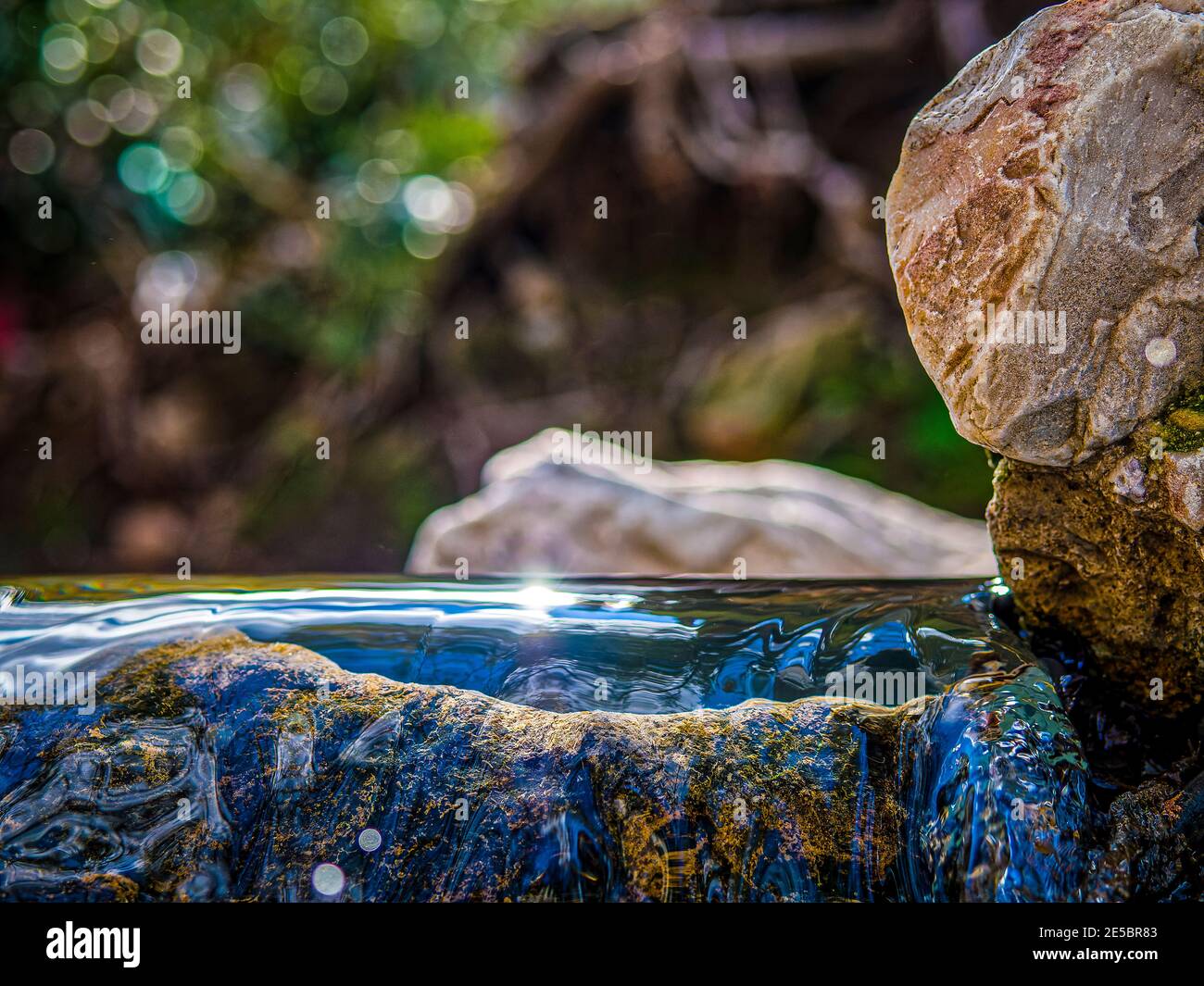 Tutto scorre II. In questa seconda versione di "Everything Flows" ho focalizzato la mia attenzione sulla trasparenza cristallina dell'elemento liquido. Foto Stock