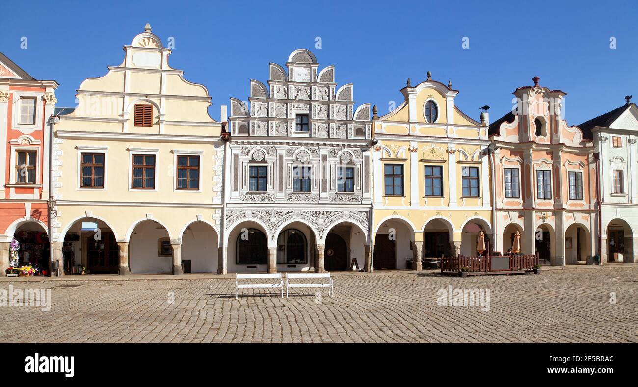 Vista dalla piazza della città di Telc con case rinascimentali e barocche colorate, città UNESCO nella Repubblica Ceca Foto Stock