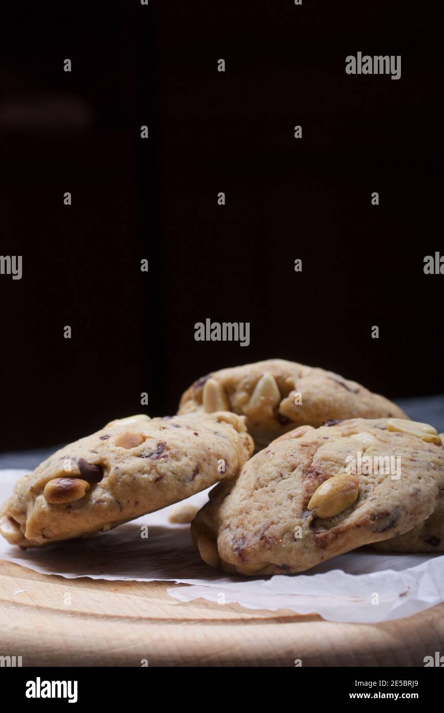 Biscotti alla farina di riso e farinata d'avena. Con l'aggiunta di arachidi. Fatti a casa. Foto Stock
