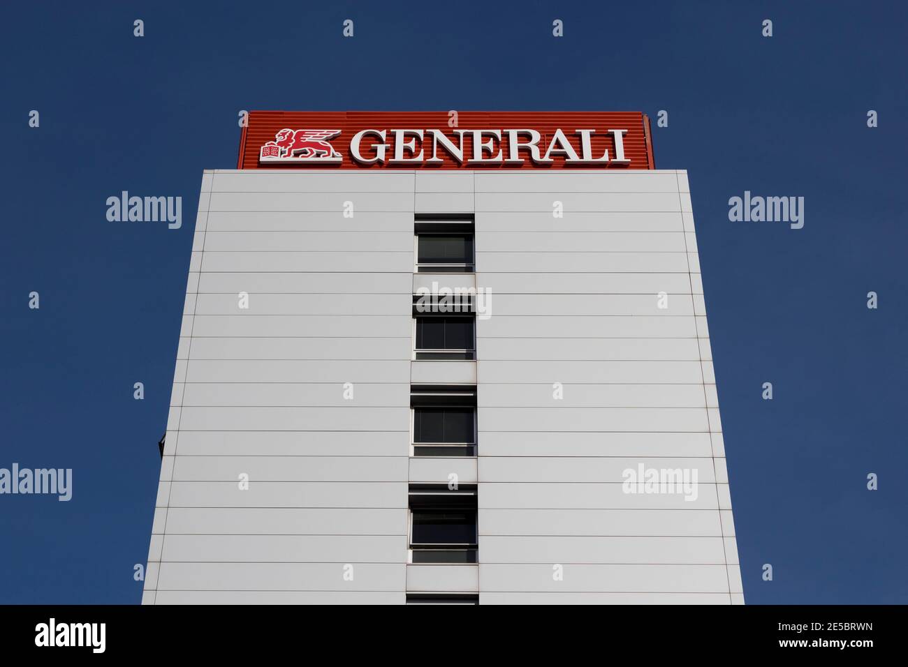 Logo della compagnia assicurativa Generale in cima a un edificio bianco (Madrid, Spagna). Foto Stock