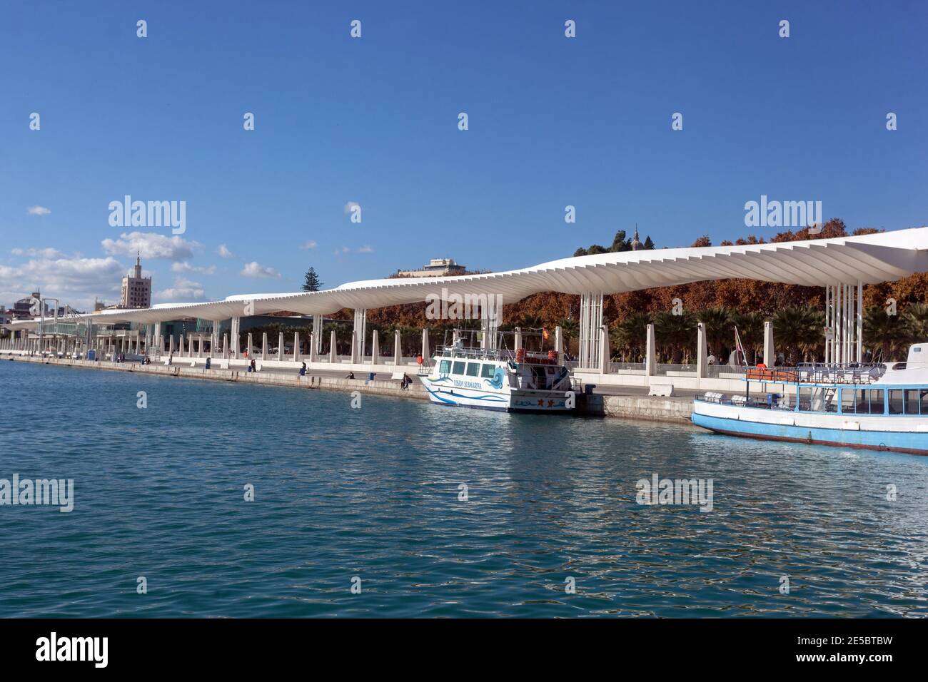 Passeggiata con le barche a Muelle uno nel porto di Malaga, Andalusia Spagna Foto Stock