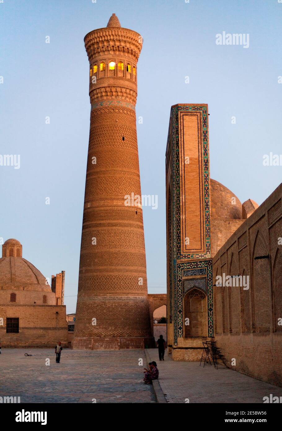 Vista serale della moschea e minareto di Kalon - Bukhara - Uzbekistan Foto Stock