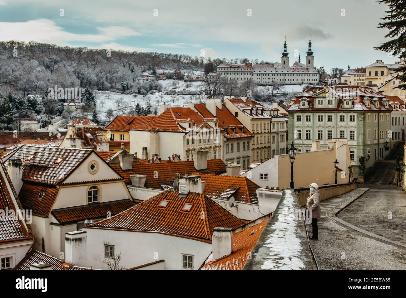 Praga, Repubblica Ceca - 8 gennaio 2021. Donna con maschera contro il covid19 coronavirus godendo la vista invernale di Praga, Europa. Adulti con maschera Foto Stock