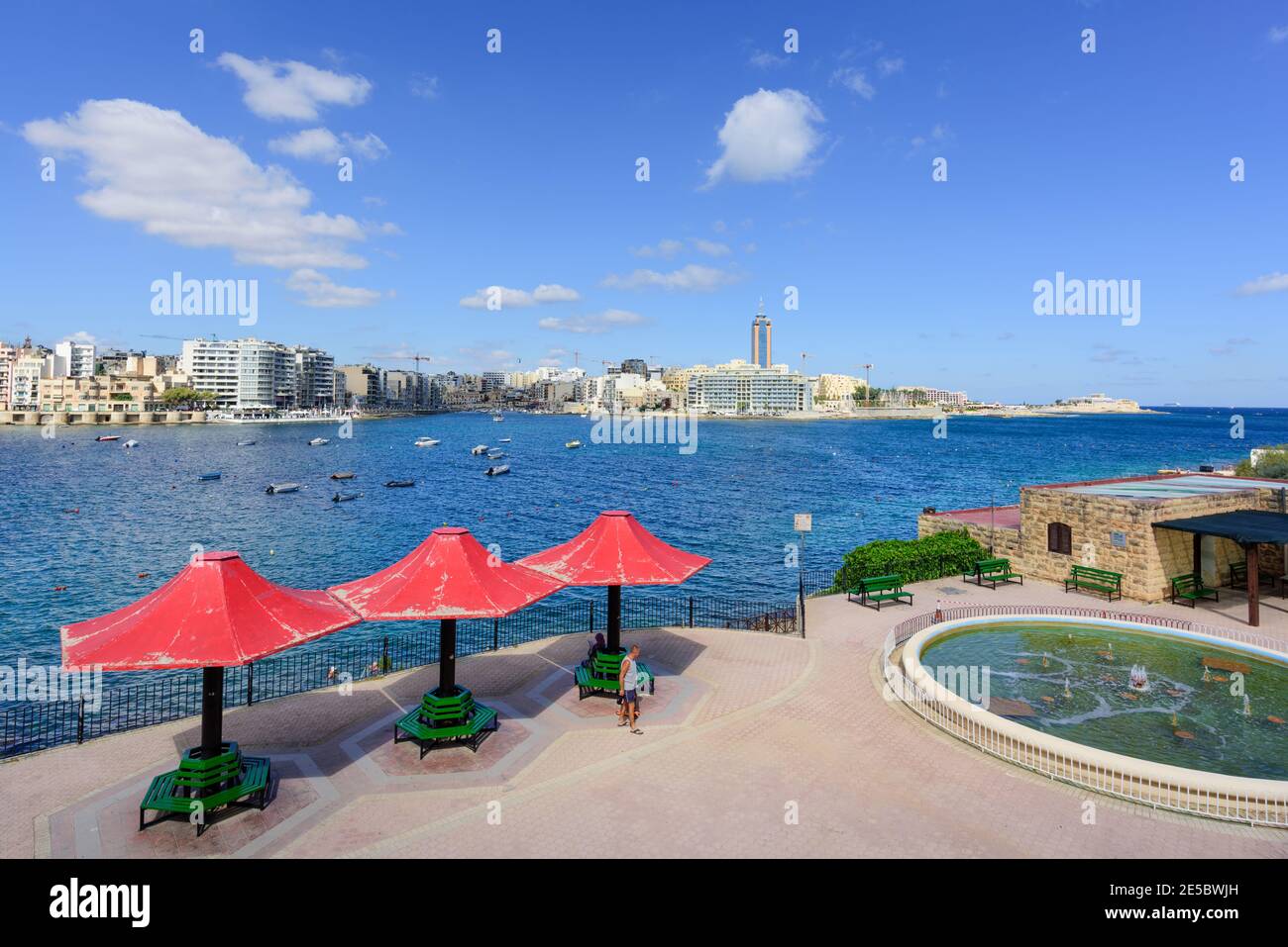 Popolare destinazione turistica Sliema lungomare che guarda attraverso Exiles Bay verso St Julian's Bay e St Julians Malta Foto Stock