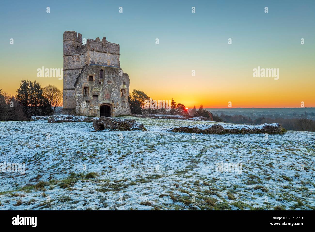Donnington Castle in inverno gelo e neve all'alba, Newbury, Berkshire, Inghilterra, Regno Unito, Europa Foto Stock